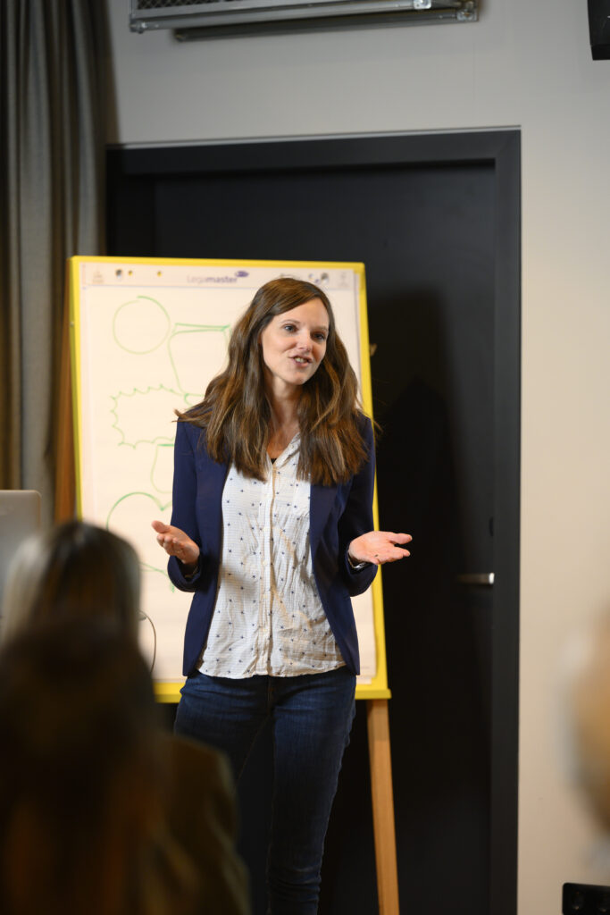 Handarbeit online Verkaufen - Dein Handmadecoach Manuela h&auml;lt einen Vortrag mit Tipps: